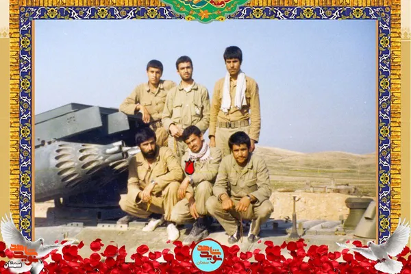 ردیف نشسته نفر وسط شهید مجید عالمیان 