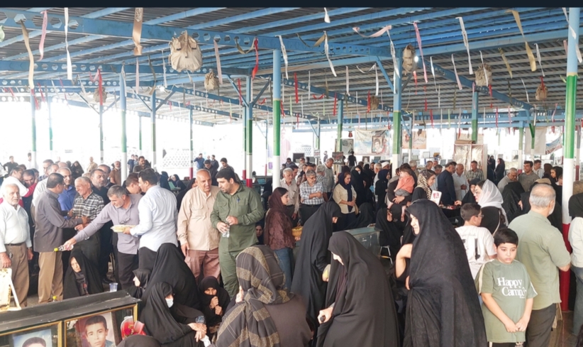 گزارش تصویری/ عطرافشانی و گل افشانی مزار ۷۴ شهید مدرسه پیروز بهبهان